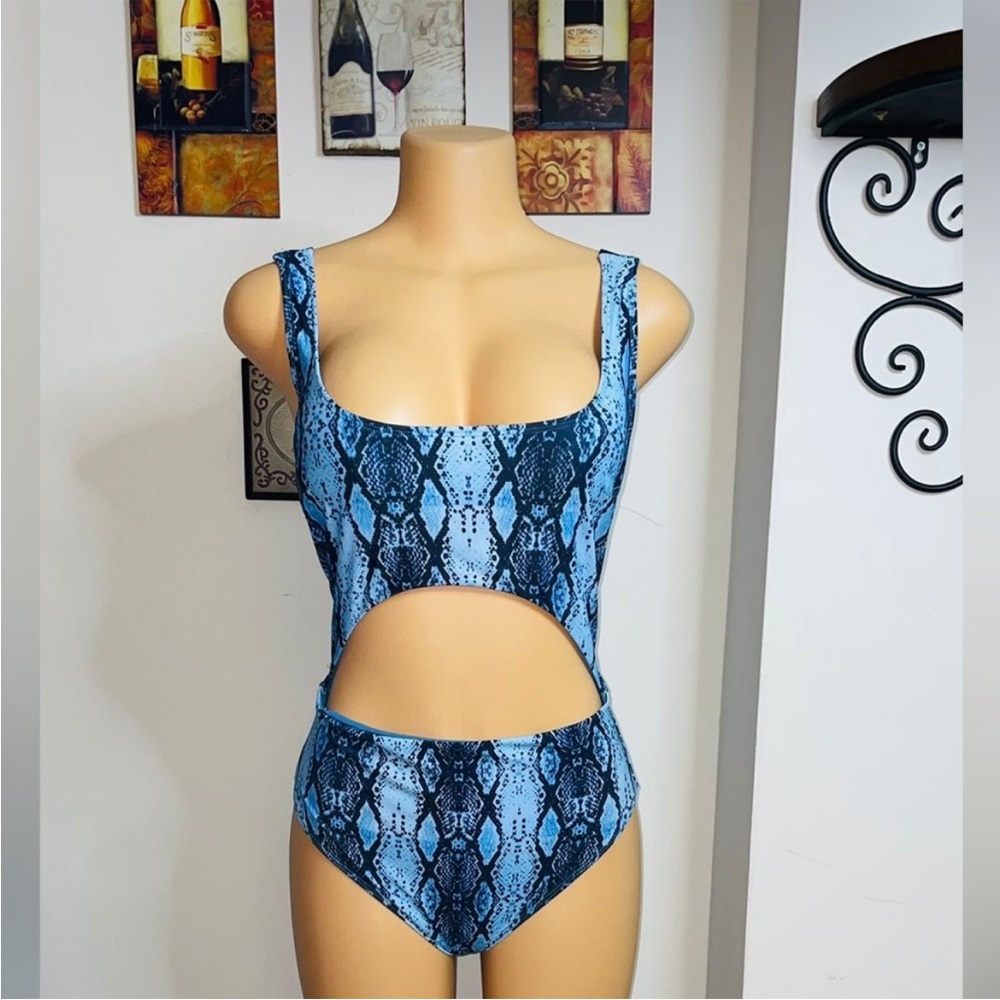NWOT Raquel Roy one piece swimsuit open back and belly size M